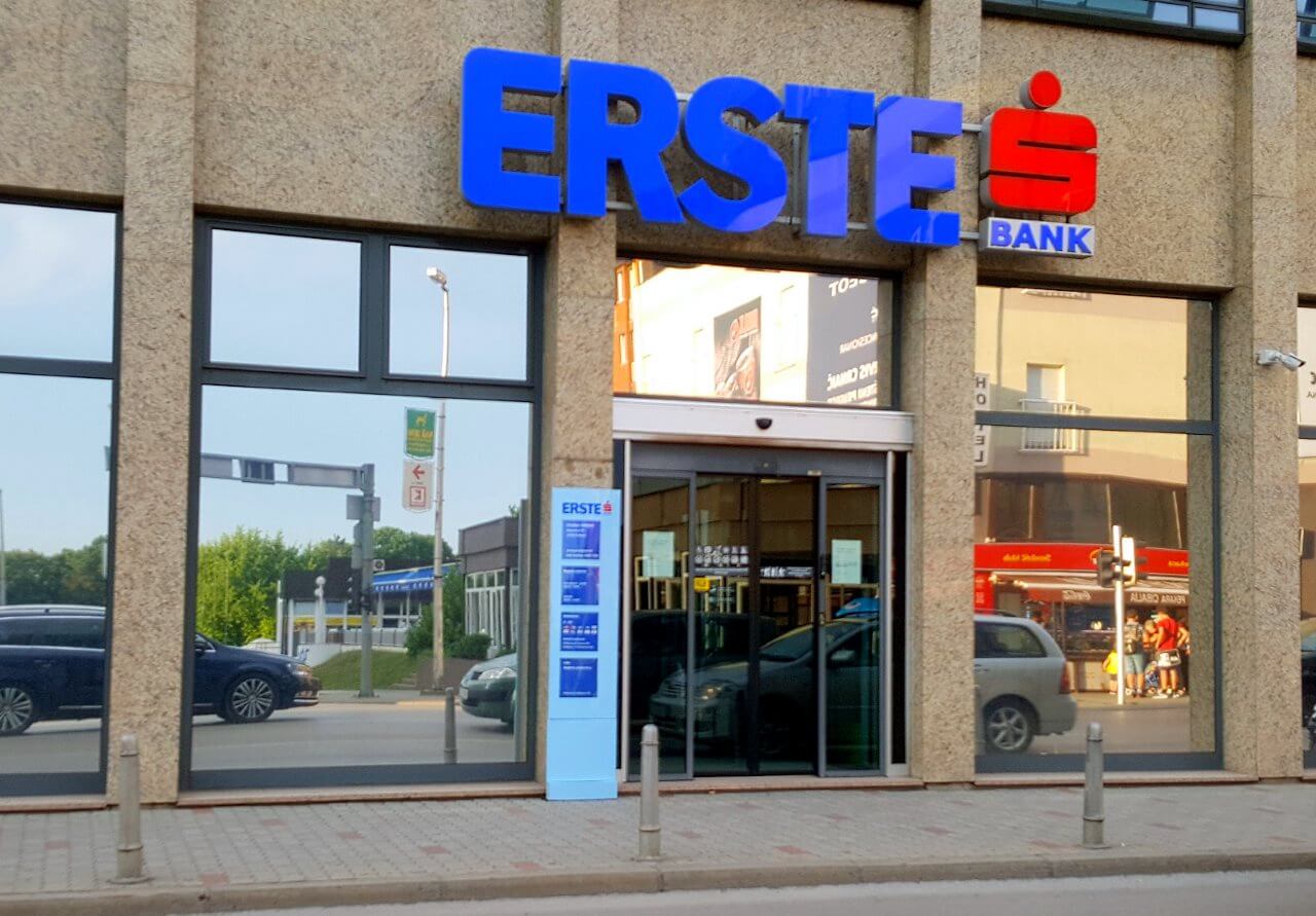 Izlog Erste banke u Vinkovcima obložen energetski izolacijskom folijom Illumar